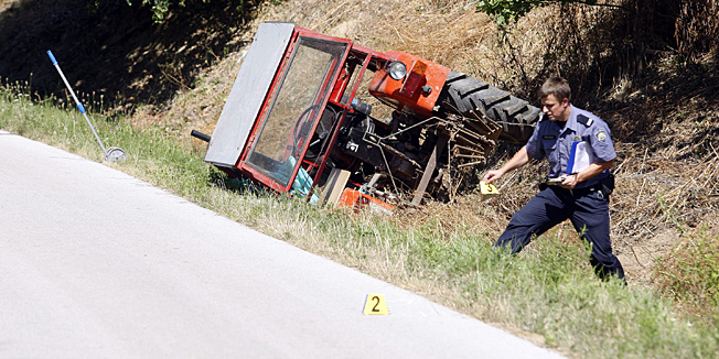 Varazdin, 210812.Izmedju medjimurskih mjesta Zavescak i Prekopa doslo je do prevrtanja traktora, te je tom prilikom poginulo 10-godisnje djete. Vise detalja biti ce poznato nakon policijskog ocevida.Foto: Zeljko Hajdinjak / Cropix