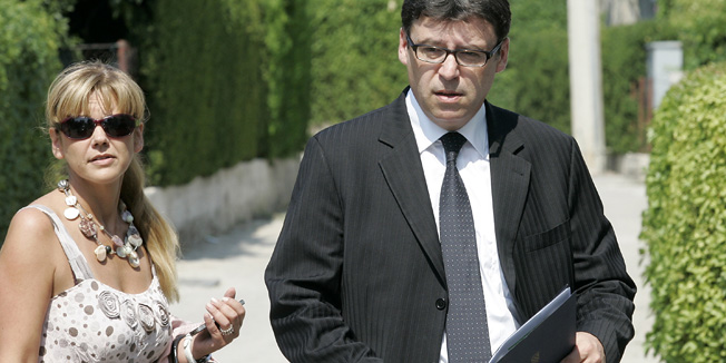 Kastela, 100912.Danas su neupisani ucenici u skoli Brace Radic u Kastelima usli u razred. Ravnatelj Petar Vrbanic je obecao da ce svi problemi biti rijeseni i da ce se ucenici upisati.Skolu je posjetio i ministar Zeljko Jovanovic u pratnji glasnogovornice Ivane Kalogjere, te se sastao s ucenicima i roditeljima. Nakon sastanka ministar nije davao izjave nego je izasao na sporedni izlaz i napustio skolu.Foto: Jakov Prkic / Cropix