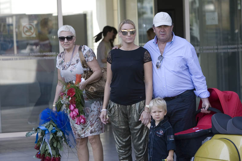 Split,170912.Nevjencana supruga  gradonacelnika Zeljka Keruma, Fani Horvat izasla je iz rodilista s bebom nesto poslije 12 sati u pratnji Zeljka Keruma, starijeg sina i majke Anite.Foto: Vladimir Dugandzic / Cropix