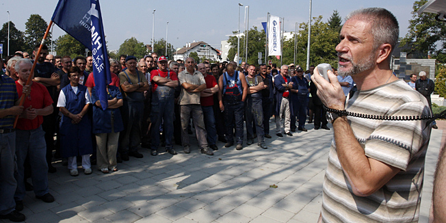Zagreb, 180912.Vukomericka cesta 89.Mirni prosvjed radnika TZV Gredelj pred upravnom zgradom zbog objave o mogucem stecaju. Ovim cinom radnici su se suprotstavili odluci uprave jer tvrde da svojim radom mogu omoguciti dobro poslovanje svoje firme.Na fotografiji:: Kresimir Sever ( Nezavisni hrvatski sindikati ) govori radnicima TZV Gredelj.Foto: Nenad Dugi / CROPIX
