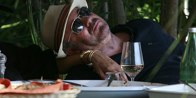 Hvar, 310712.Palmizana, restoran Tootos.Gradonacelnik Splita Zeljko Kerum uziva u poljupcu svoje supruge Fani. Foto: Damjan Tadic / CROPIX