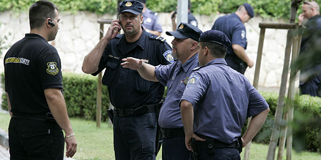 Split, 230711.Dolazak igraca Barcelone u hotel Le Meridien Lav uoci vecerasnje utakmice s Hajdukom.Na slici: pojacano policijsko osiguranje ispred hotelaFoto: Jakov Prkic / Cropix