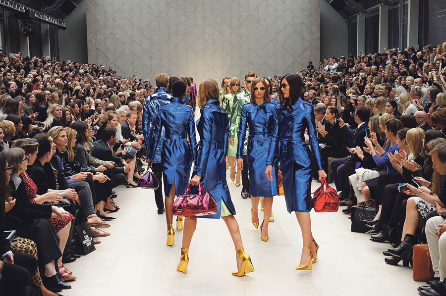 *****revija burberry,5st,28strModels display designs from Burberry Prorsum's Spring/Summer 2013 collection, in Kensington, west London, during London Fashion Week, Monday Sept. 17, 2012.  (AP Photo/Jonathan Short)