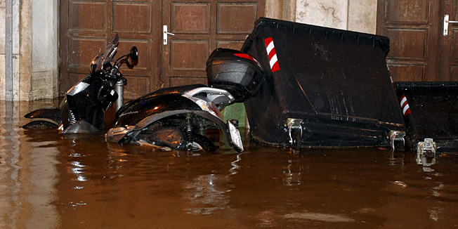 Pula,190912.Kratka ali obilna kisa poplavila je mnoge ceste i objekte u centru Pule. Najgore je opet dilo na raskrscu kod mupa, robne kuce, Ciscutijevoj i Flanatickoj ulici te kod Zlatnih vrata. Na slici: Ciscutijeva ulica s parkiranim motorima i autom.Foto: Goran Sebelic / CROPIX                              