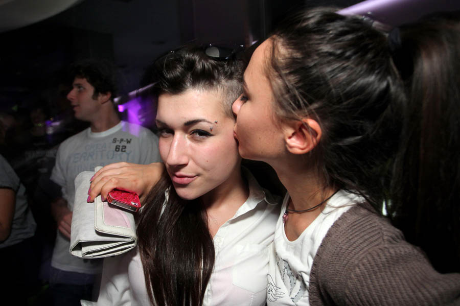 Zagreb, 220912  NIGHTLIFE  CLUBBING  U mjesecu u kojemu vecina klubova nakon «ljetnog sna» zapocinje s novom sezonom zagrebacki nocni zivot vec je u radnoj brzini. Protekli vikend partijaneri su su  zar bi netko u to sumnjao  ubijali noc u dobrom raspolozenju. Ovog puta lutali smo na relaciji: Groove  Vip Club  Lemon  Purgeraj  In bar  Aquarius i dokumentirali atmosferu. Dobro se grooovalo u Grooveu, mladjahno i poletno bilo je u In baru, rasplesano u Purgeraju, standardno dobrovibrirajuce u Lemonu, Vip Club su medju ostalim pohodili strani «vampiri», «casne sestre», «svecenici» i «krotitelji konja», svi odreda jako zedni, a mrkli mrak idealan za zaljubljene vladao je u Aquariusu u okviru Funhousea i programa Mrkli mrak. Snimio: Zvonimir Krstulovic/START PRESS 