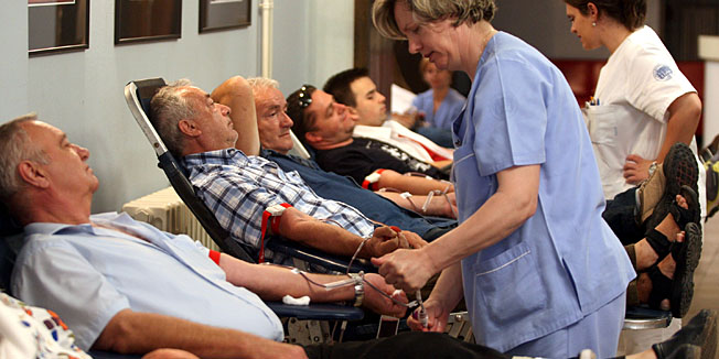 Zadar, 140612.U predvorju HNK Zadar udruga Kalelarga organizirala je vec tradicionalno akciju darivanja krvi u Hrvatskoj. Udruga Kalelarga - Zadar jedan je od najvecih aktivista takve vrste u Hrvatskoj. Kroz 18. godina aktivnog djelovanja udruga je uspjela sakupiti preko 8600 doza krvi sto je jednako 3500 litara krvi.Na slici: detalj sa darivanja.Foto: Andrija Lucic / CROPIX