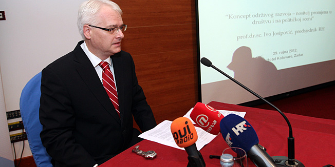 Zadar,290912. Hotel Kolovare u Zadru. Predsjednik Republike Ivo Josipovic obratio se sudionicima godisnje konferencije pod nazivom Odrzimo Hrvatsku - politika odrzivog razvoja i Republika Hrvatska. Tema je  Koncept odrzivog razvoja - nositelj promjena u drustvu i na politickoj sceni. Foto: Jure Miskovic / CROPIX