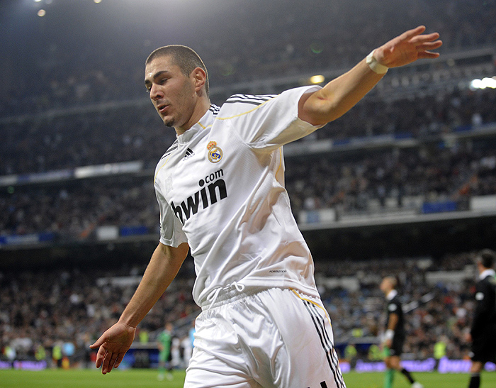 Real Madrid's French forward Karim Benzema reacts after scoring a goal during Spanish league football match Real Madrid against Racing Santander at the Santiago Bernabeu stadium in Madrid, on November 21, 2009.  AFP PHOTO/DOMINIQUE FAGET