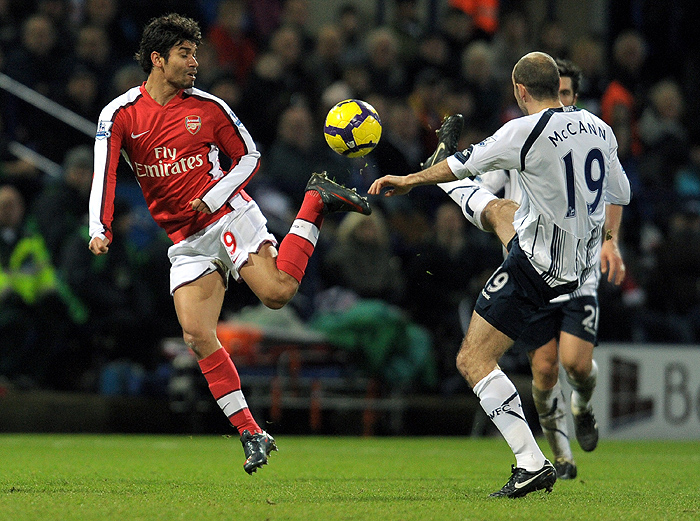 Arsenal's Croatian forward Eduardo (L) vies with Bolton Wanderers' English midfielder Gavin McCann during the English Premier League football match at The Reebok stadium, Bolton, north-west England on January 17, 2010.AFPPHOTO/ANDREW YATES. FOR  EDITORIAL USE Additional licence required for any commercial/promotional use or use on TV or internet (except identical online version of newspaper) of Premier League/Football League photos. Tel DataCo +44 207 2981656. Do not alter/modify photo