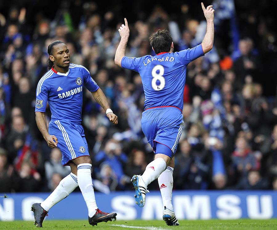 Chelsea's English midfielder Frank Lampard celebrates scoring a penalty during their English Premier League football match against Aston Villa at Stamford Bridge, in London, on January 2, 2011. AFP PHOTO/GLYN KIRKFOR EDITORIAL USE ONLY Additional licence required for any commercial/promotional use or use on TV or internet (except identical online version of newspaper) of Premier League/Football League photos. Tel DataCo +44 207 2981656. Do not alter/modify photo.