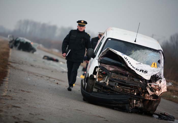 Slavonski Brod, 030111.Na cesti koja spaja Gornju i Donju Vrbu dogodila se prometna nesreca u kojoj je zivot izgubio muskarac od 54 godine. Sudjelovala su dva automobila. Jos su dvije osobe zadobile ozljede i prevezene su u bolnicu u Slavonski Brod. Ocevid u tijeku.Na slici automobili, mjesto nesrece i policajci na uvidjaju.Foto: Danijel Soldo / CROPIX