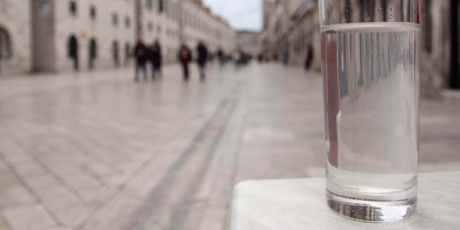 Dubrovnik, 100111.Zbog sinocnjeg puknuca vodovodne cijevi na Batali, doslo je do zamucenja vode za pice.Foto: Zoran Kusalo / CROPIX