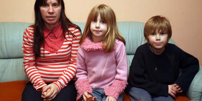 Vukovar, 100111.Obitelj Tihomira Purde koji je prije 5 dana uhicen u na granicnom prijelazu Zupanja-Orasje prema tjeralici Interpola Srbije na kojoj, kako se moglo doznati, nije opisano za sto se Purdu sumnjici, ali se spominje ratni zlocin protiv ranjenika i bolesnika. Tihomir Purda, danas 41-godisnjak, sudjelovao je u obrani Vukovara u jesen '91. u vukovarskoj cetvrti Borovo naselje, nakon pada vukovara odveden u logore u Srbiji. Na fotografiji supruga Slobodanka Purda i djeca Tomislav i Martina.Foto: Damir Glibusic / CROPIX