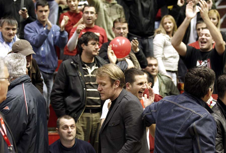 Beograd, 100111.Kosarka, NLB liga, utakmica izmedju Crvene Zvezde i  Buducnosti.Na slici: Robert Prosinecki, trener NK Crvena Zvezda na tribini.Foto: Aleksandar Dimitrijevic / CROPIX