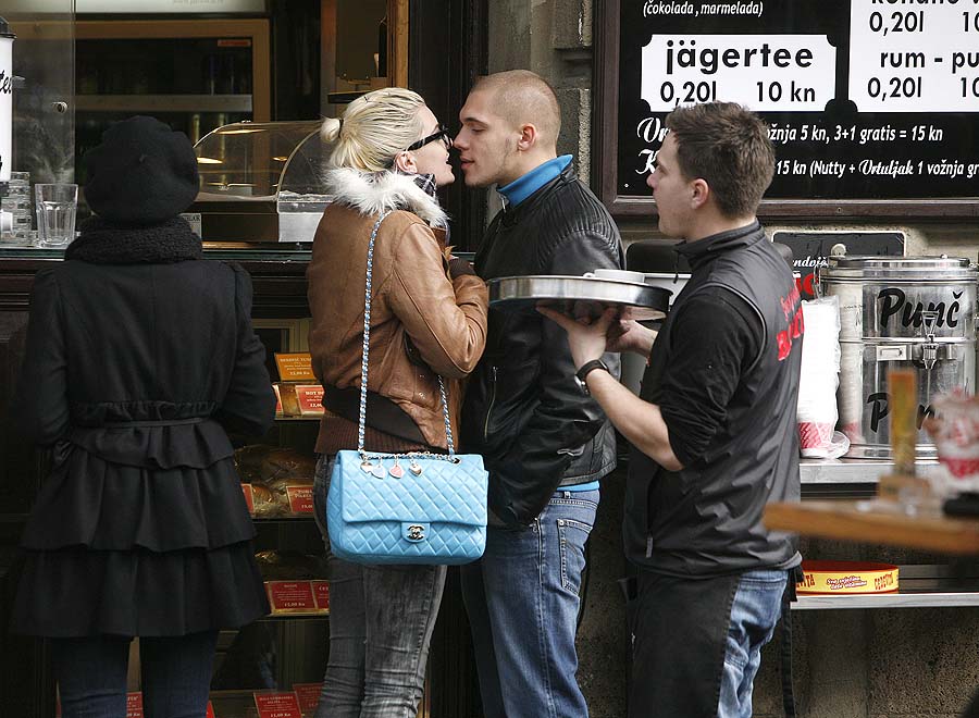 Zagreb, 120111.Ella Dvornik sa svojim novim deckom u setnji na Cvjetnom trgu.Foto: Damjan Tadic / CROPIX