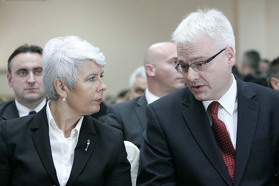 Erdut, 121110.Danas je u Vinariji Erdut obiljezena 15. godisnjica potpisivanja Erdutskog sporazuma. 12. studenog 1995 godine potpisan je sporazum o mirnoj reintegraciji okupiranih dijelova istocne Slavonije, Baranje i zapadnog Srijema. Na svecanosti su bili Ivo Josipovic predsjednik RH, Jadranka Kosor predsjednica Vlade, Luka Bebic, Vladimir Seks i ostali.Na fotografiji: Jadranka Kosor i  Ivo Josipovic.Foto: Vlado Kos / Cropix