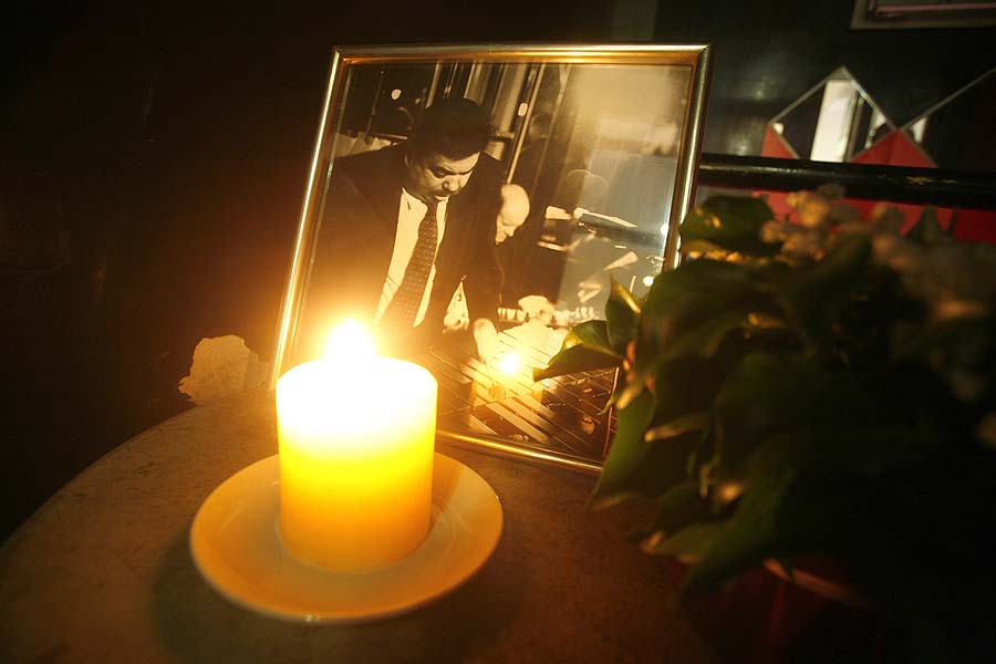 Zagreb, 100111.Danas je u svom stanu u Zagrebu preminuo legenda hrvatskog jazza, Bosko Petrovic u 76. godini.Na fotografiji svijece ispred BP kluba.Foto: Damjan Tadic / CROPIX