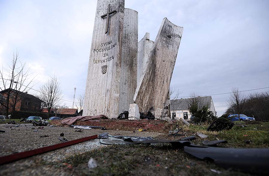 Pokupsko, 150111.Nocas oko 3.30 sati dogodila se teska prometna neserca u kojoj su zivot izgubile 2 osobe, a jos 3 su prebacene u bolnicu sa teskim tjelesnim ozljedama.Na slici: mjesto nesrece.Foto: Sime Sokota / CROPIX