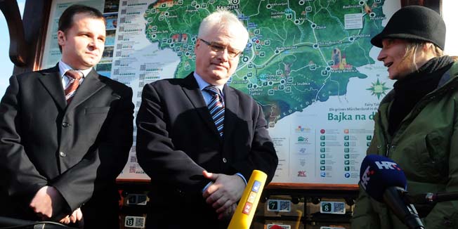 Oroslavlje, Zabok, 150111.Predsjednik RH Ivo Josipovic nazocio je predstavljanju projekta QR kodova na odmoristu OMV-a, jednom od faza brendiranja Zagorja pod sloganom Bajka na dlanu, a sve u smislu turisticke ponude Hrvatskog Zagorja.Foto: Bruno Konjevic / CROPIX