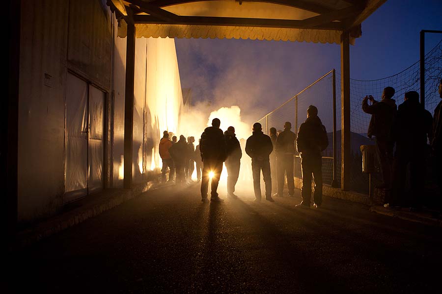 Medjugorje, 150111. Pripreme NK Dinamo. Na fotografiji: Navijaci okupljeni ispred balon dvorane u kojoj je Dinamo imao zatvoreni popodnevni trening. Prosvjedovali su protiv Mamica, zapalili nekoliko baklji i petardi i mirno se razisliFoto: Branimir Boban / CROPIX