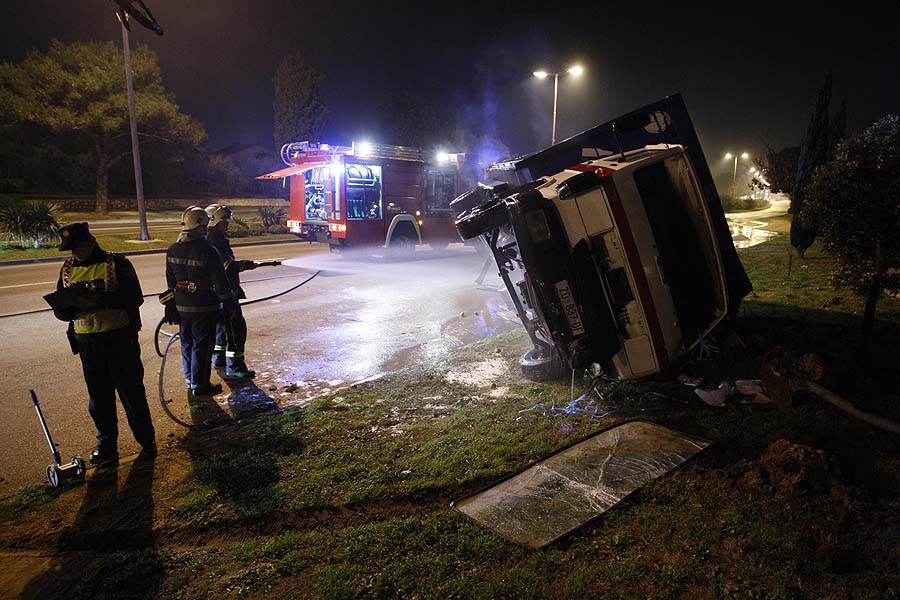 Zadar, 150111.Prometna nesreca u ulici Ante Starcevica. Ocevid je u tijeku tako da jos nema sluzbenih informacija o nesreci.Foto: Jure Miskovic / CROPIX