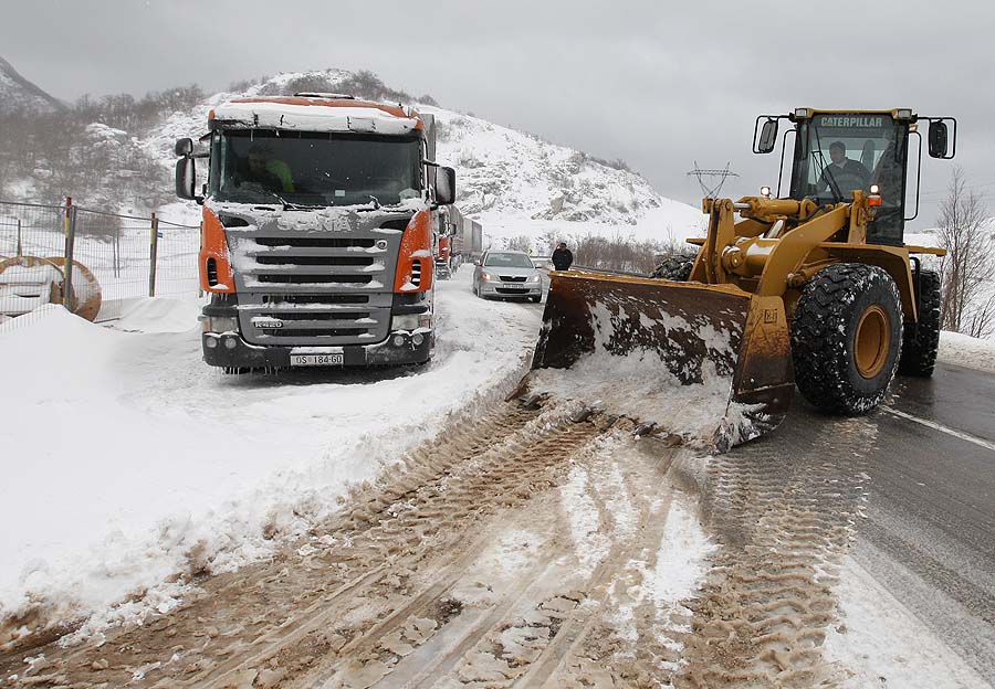 Zadar, 21012011Zbog jake bure i snjega otezan je promet izmedju Dalmacije i ostatka Hrvatske.Autocesta A1 izmedju Sv.Roka i Posedarja zatvorena je za sav promet pa se promet odvijao   peko Prezida izmedju Gracaca i Obrovca.Na slici : promet na prevoju PrezidFoto : Vladimir Ivanov / CROPIX