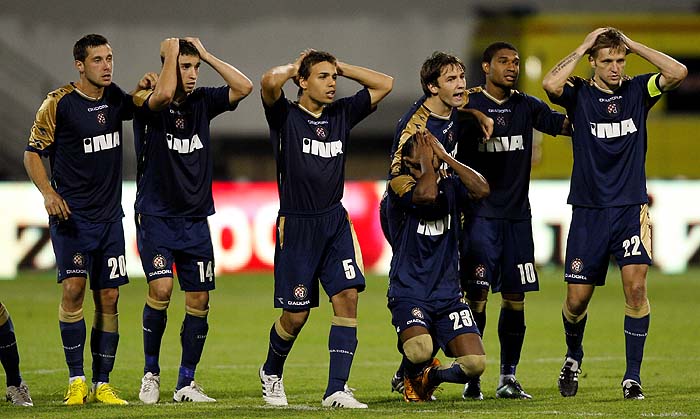Zagreb, 040810.Stadion u Maksimiru.Uzvratna utakmica 3.pretkola Lige prvaka Dinamo - Sheriff.Na fotografiji: Dinamovi igraci dramaticno prate izvodjenje jedanaesterca.Foto: Ronald Gorsic / CROPIX