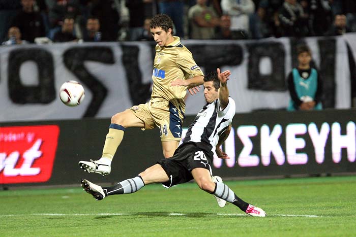Dinamo Zagreb's Sime Vrsaijko (L) vies for the ball against Paok Thessaloniki's Vieririnha (R)  during their Group D Europa League football match at theToumbas stadium in Thessaloniki on September 30, 2010. AFP PHOTO/Sakis Mitrolidis