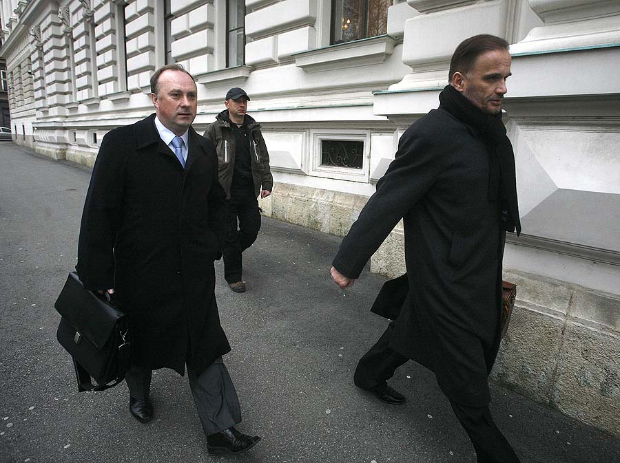 Zagreb, 240111.Zupanijski sud na Zrinjevcu.Dolazak na sudjenje Damira Polanceca, svjedoka u aferi Mali Maestro. Na slici: Damir Polancec i Ante Nobilo.Foto: Damjan Tadic / CROPIX