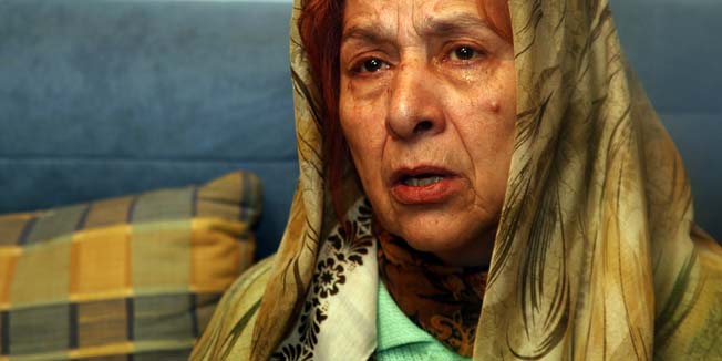 Pula, 250111.Nevzeta Hibic majka umrlog sina Elvisa optuzuje hitnu pomoc i obiteljskog lijecnika za nebrigu sa posljedicom smrti od pretpostavlja se svinjske gripe (u otpusnom pismu sumnja infektologa da je pacjent bolovao od H1N1). Naime majka tvrdi da je nekoliko dana zvala hitnu pomoc zbog visoke temperature (40 stupnjeva) no hitna se pojavila tek nakon poziva obiteljskog ljecnika koji je takodjer cekao da prodju praznici kako bi dosao pogledati Elvisa koji je uz sve bolovao od Down sindroma te koznog oboljenja na nogama. Elvis je preminuo 17. 01. 2011. Na fotografiji: majka Nevzeta Hibic.Foto: Srecko Niketic / CROPIX