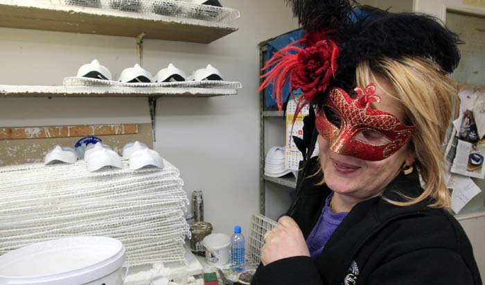 Vabriga, 270111.Loredana Musizza u svojoj kuci u Vabrigi (zapadna Istra izmedju Poreca i Novigrada) izradjuje maske za karneval u Veneciji. Godisnje iz njene radionice izadje oko 40 000 maski koje se prodju u Veneciji cijelu godinu , a ne samo za vrijeme karnevala. Maske se izradjuju od kartona, zatim oslikavaju te ukrasavaju raznim perjem i svjetlucavim detaljima. Na slici je Loredana sa maskom koju je ona kreirala i ukrasila perjem .Foto: Goran Sebelic / CROPIX                       