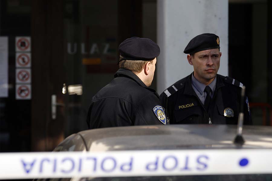 Varazdin, 080211.Tokom jutra oko 8,45 sati zaprimljena je dojava o postavljenoj eksplozivnoj napravi na Zupanijskom sudu u Varazdinu.Pregled mjesta dogadjaja je u tijeku.Foto: Andrej Svoger / Cropix