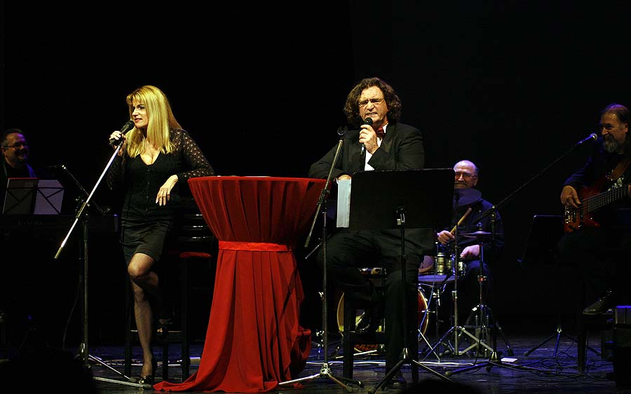 Varazdin, 130211.U HNK Varazdin odrzan je stand up cabaret Valentinovo u Kazalistu, u kojem glavne uloge tumacili Arijana Culina, glumica HNK u Splitu i Stojan Matavulj, glumac HNK u Varazdinu.Na duhovit nacin se raspravlja o musko-zenskim odnosima, recitira ljubavna poezija nasih eminentnih politicara, raspravlja se o jednakosti seksualnih manjina, kao i o tome sto sve moramo napraviti da pristupimo EU. Program je kabaretskog tipa i sastoji se od brojnih skeceva, pjesama, obrada poznatih pjesama, govorenja poezije i plesa, kao sto svaki pravi cabaret treba i imati.Foto: Andrej Svoger / Cropix