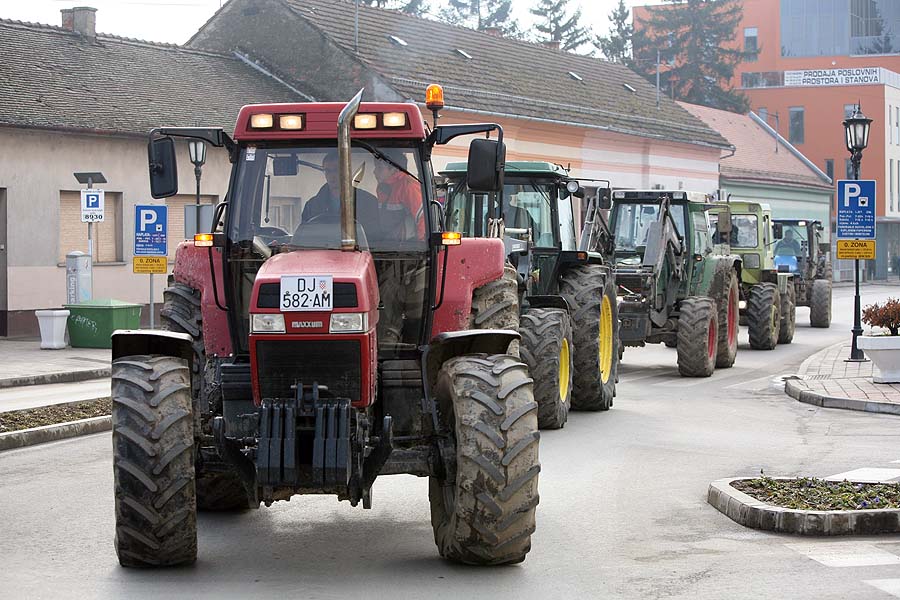 Djakovo 170211.Prosvjed seljaka djakovstine ispred gradskog poglavarstva,nezadovoljnih odlukom o podjeli drzavnog poljoprivrednog zemljista u zakup.Na slici Prosvjednici s traktorima ispred gradskog poglavarstva.Foto: Danijel Soldo / CROPIX