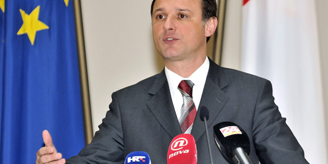 Zagreb, 220111.Izvanredna tiskovna u Ministarstvu vanjskih poslova oko evakuacije hrvatskih radnika iz Libije.Na fotografiji: Gordan Jandrokovic.Foto: Damir Krajac / CROPIX