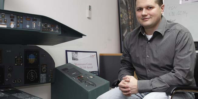 Zagreb, 220211.Zracna luka Zagreb ( pleso )Kapetan Marko Cvijin  ( Trade Air ) koji bi ako dozvole Libijske vlasti trebao letjeti u Tripoli po nase drzavljane.Foto: Nenad Dugi/ CROPIX