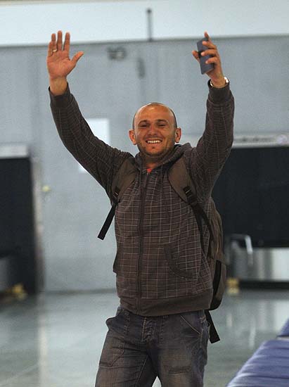 Zagreb, 230211.Zracna luka Zagreb ( pleso ).Dolazak Hrvatskih drzavljana koji su bili na radu u nemirima zahvacenoj Libiji. Njh 40 doslo je redovnom linijom iz Beca. Radili su u nasi firmama Viadukt, Crosco i Geofizika.Na slici: Veselje po dolasku u zracnu luku Zagreb.Foto: Nenad Dugi/ CROPIX