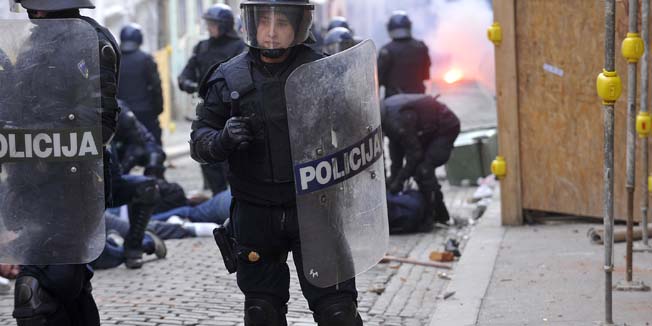 Zagreb, 260211. Radiceva.Pred kraj braniteljskog prosvjeda na Trgu Josipa Jelacica skupina od nekoliko stotina prosvjednika pripadnika Facebook grupe i BBB uputili su se prema Markovom trgu. U Radicevoj ulici na policijskim barikadama doslo je do sukoba izmedju policije i  prosvjednika.Na slici: privodjenje prosvjednika.Foto: Marko Miscevic / CROPIX