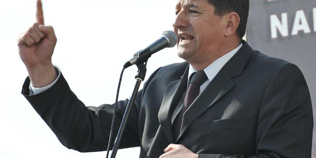 Split, 270211.Iskazivanjam nezadovoljstva zbog uhicenja i zbog odluke o izrucenju nepravedno zatocenog hrvatskog branitelja Tihomira Purde, a s ciljem davanja potpore svim hrvatskim braniteljima, koordinacija kastelanskih udruga proizaslih iz Domovinskog rata, predvodena HVIDR-om, u nedjelju 27. veljace u 12 sati, organizirali su prosvjedni skup na splitskoj rivi pod nazivom Domovino, zasto si me napustila.Na slici: Zeljko Sacic, bivsi zamjenik sefa specijalne policije Mladena Markaca iz vremena Oluje.Foto: Josko Ponos / CROPIX