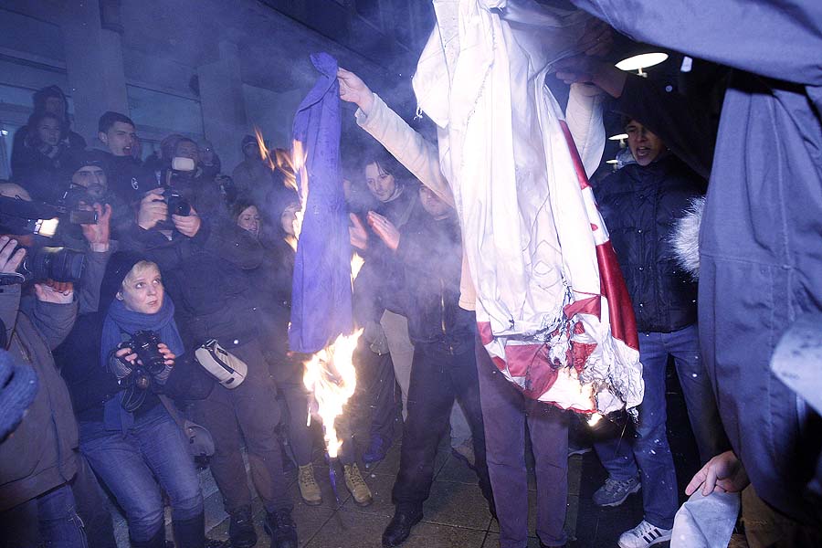 Zagreb, 020311. Novi, cetvrti po redu, protuvladin prosvjed tzv. facebook grupe zapoceo je veceras na Cvjetnom trgu. Povorka od nekoliko tisuca ljudi kruzi gradom.Na fotografiji: Prosvjednici pale zastave HDZ-a i SDP-a na Iblerovom trgu.Foto: Davor Pongracic / CROPIX