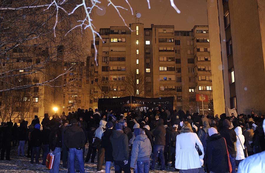 Zagreb, 020311. Novi, cetvrti po redu, protuvladin prosvjed tzv. facebook grupe zapoceo je veceras na Cvjetnom trgu. Povorka od nekoliko tisuca ljudi kruzi gradom.Na fotografiji: Prosvjednici na Ravnicama u blizini stana Jadranke Kosor.Foto: Damir Krajac / CROPIX