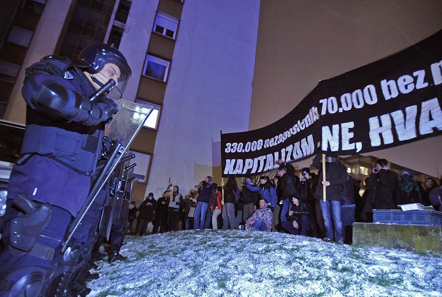 Zagreb, 020311. Novi, cetvrti po redu, protuvladin prosvjed tzv. facebook grupe zapoceo je veceras na Cvjetnom trgu. Povorka od nekoliko tisuca ljudi kruzi gradom.Na fotografiji: prosvjednici su objesili voodoo lutku ispred zgrade u kojoj zivi premijerka Jadranka Kosor .Foto: Marko Miscevic / CROPIX