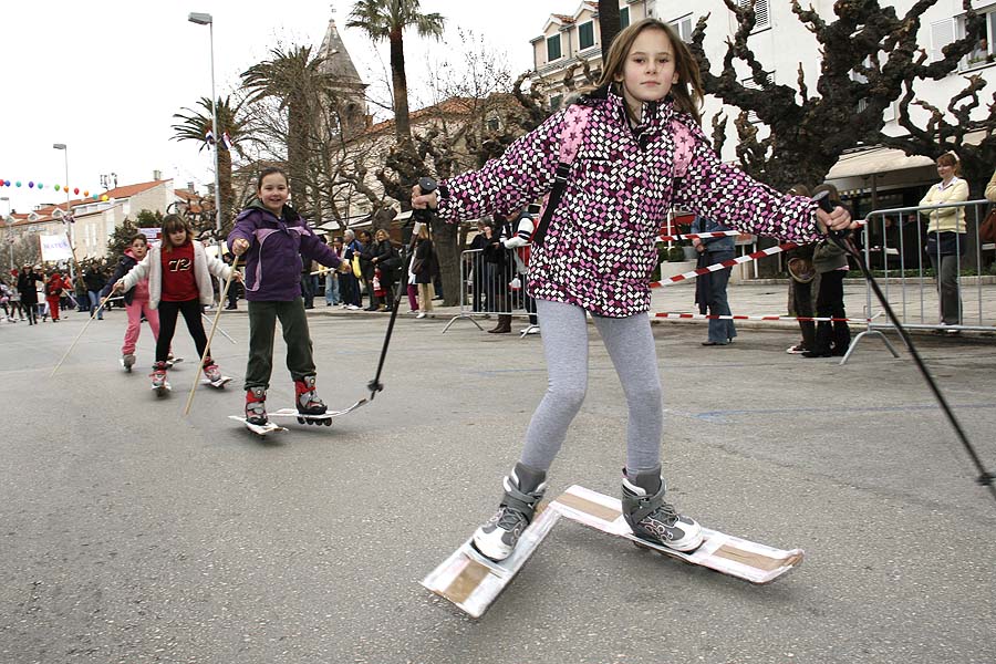 Makarska, 050311.Male maskare ili djeciji karneval u Makarskoj koji je okupio vise stotina djece iz skola i vrtica .Na slici: Male maskare u Makarskoj.Foto: Ivo Ravlic / CROPIX