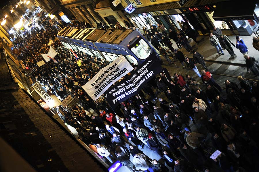 Zagreb, 080311. Ilica.Sedmi po redu protuvladin prosvjed tzv. Facebook grupe poceo je u 18 sati na Cvjetnom trgu. Na fotografiji: Prosvjednici u Ilici.Foto: Boris Kovacev / CROPIX