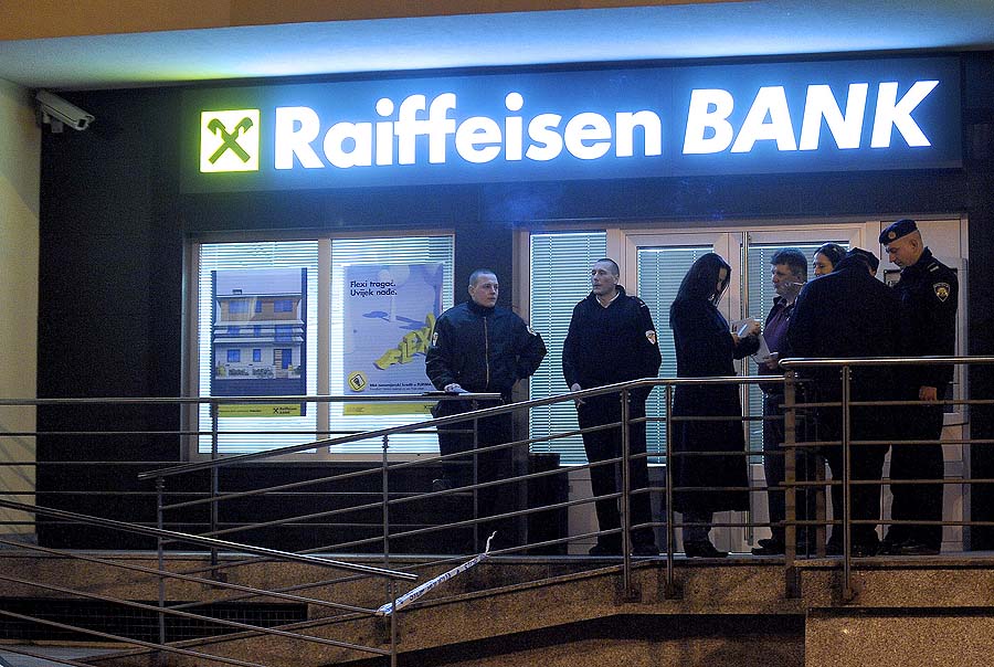 Zagreb, 080311.Precko, razbojstvo u poslovnici Reiffeisen banke kod trznice u Preckom.Na slici: ocevid u tijeku.Foto: Damir Krajac / CROPIX