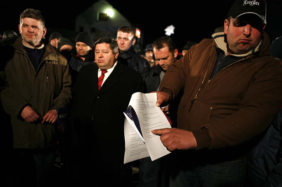 Ferovac, 090311.Nakon cetiri sata razgovora ministar Petar Cobankovic i koordinator seljackih udruga Drago Dukic uspjeli su se dogovoriti oko vecine tocaka zbog kojih je organiziran prosvjed. Potpisali su ugovoreno pa se prosvjedi seljaka diljem Hrvatske prekidaju.Na slici: Petar Cobankovic i Drago Dukic potpisuju dogovor.Foto: Danijel Soldo / CROPIX
