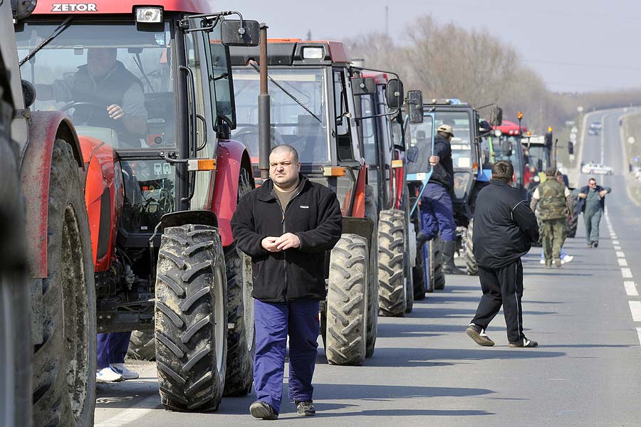Vinkovci, 100311.Kako su najavili seljaci pod vodstvom Tomislava Pokrovca danas su iza podne izasli na ceste u vukovarsko-srijemskoj zupaniji. Sa 30-ak traktora parkiranih u jednom kolnickom traku usporavaju promet na cesti Vinkovci Osijek. Policija naizmjenicno pusta promet jednim kolnickim trakom.Foto: Damir Glibusic / CROPIX