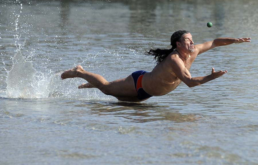 Split, 110311 .Splitske Bacvice kao i uvijek uz malo suncanog vremena mamac su za cijelogodisnje kupace.Na slici: poznati hrvatski pjevac Goran Karan.Foto: Paun Paunovic / CROPIX 