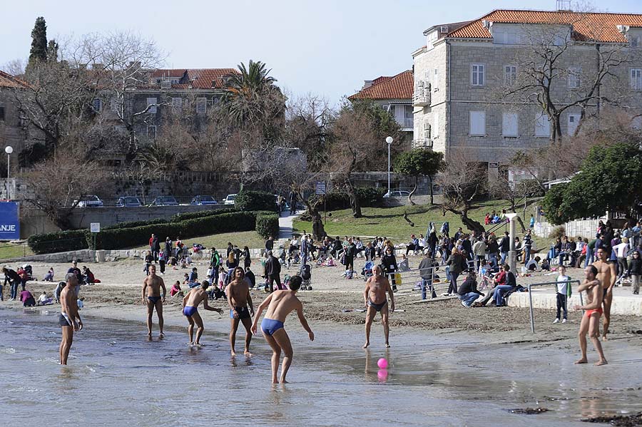 Split, 200211. Kao i mnogo puta do sada s prvim zrakama sunca splitske Bacvice izmamile su kako kupace tako i one koji su se ohrabrili samo na setnju i sunce .Foto: Paun Paunovic / CROPIX