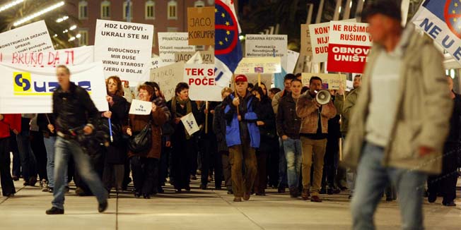 Split, 110311. Facebook prosvjedi protiv sadasnje vlasti i stanja u drzavi.Na fotografiji: prosvjednici na Rivi.Foto: Duje Klaric / CROPIX